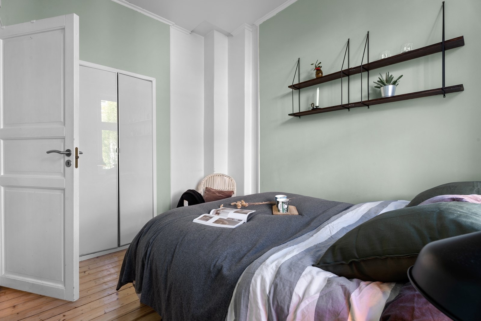 Hovedsoverommet har plassbygde skap som bidrar til et ryddig og stilfullt rom Galleribilde