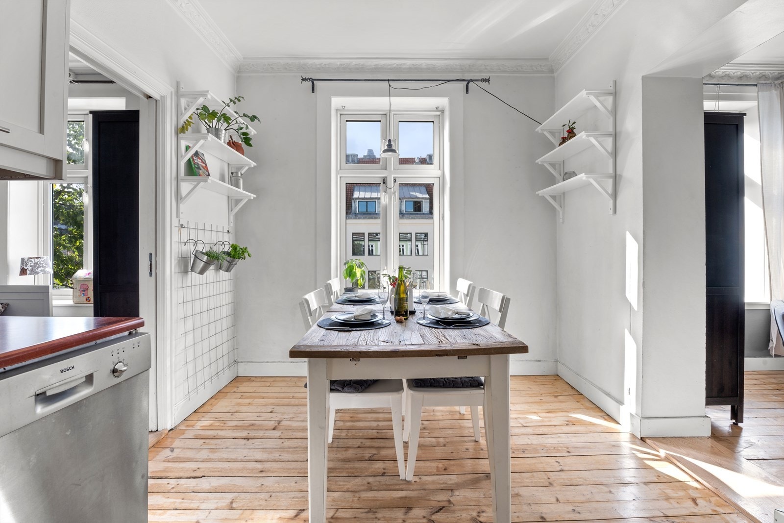 Den herlige takhøyden og flere vinduer på rekke og rad gjør atmosfæren lys og luftig, og det sosiale kjøkkenet blir garantert ditt favorittoppholdssted. Galleribilde