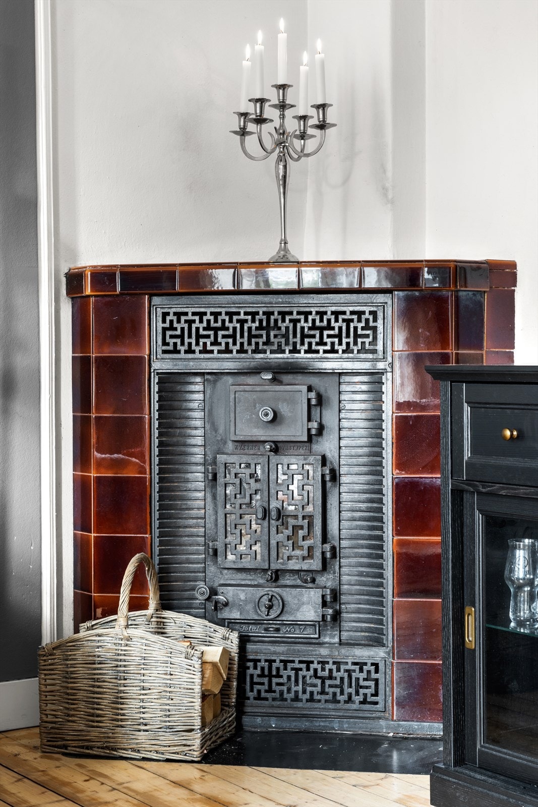 I hjørne av rommet er den originale kaminen plassert - denne sikrer varme og hygge på kalde høst- og vinterkvelder. Dette rommet vil dere stortrives i. Galleribilde