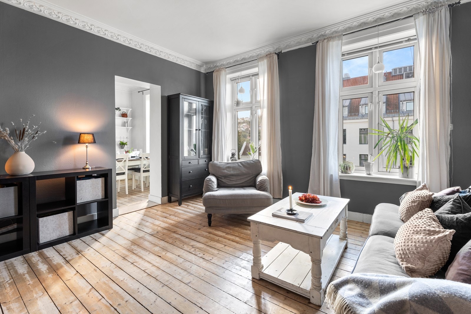 Leiligheten har en klassisk stue med vakker stukkatur som tilfører rommet karakter og eleganse. Galleribilde