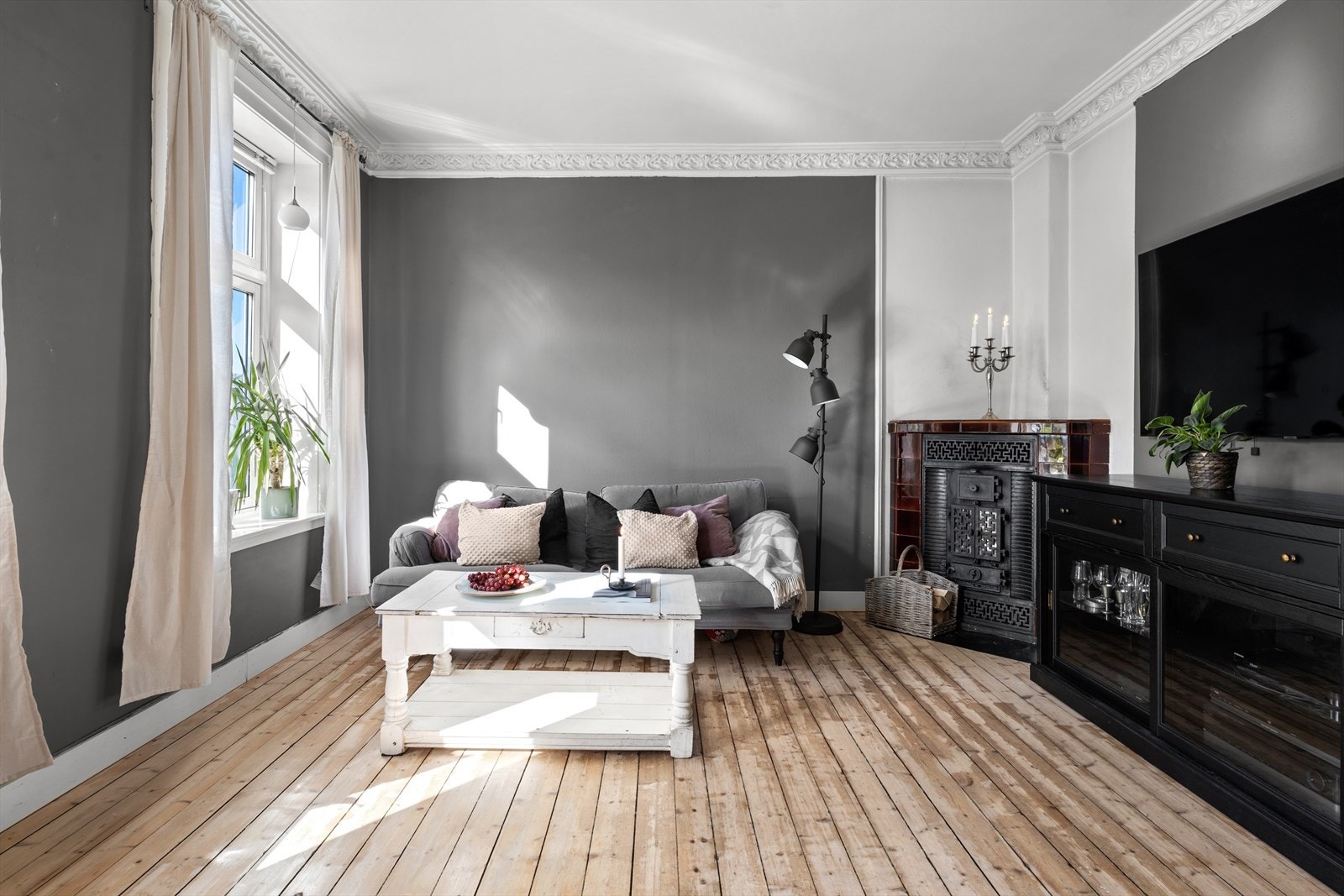 Flott stue med plass til sofagruppe og tilhørende møblement. Flott hjørnepleis som varmer godt på kalde vinterdager. Galleribilde