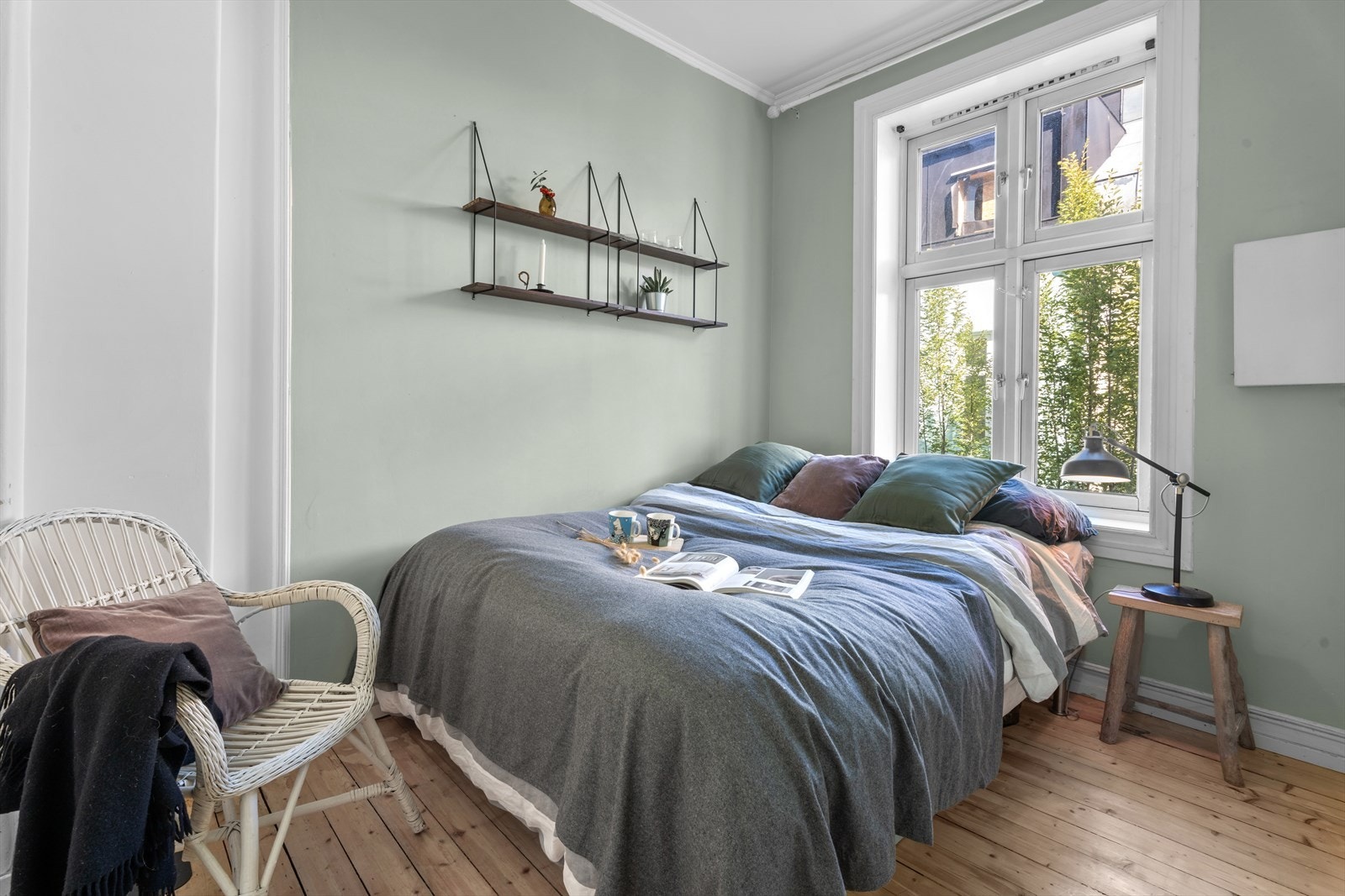 Hovedsoverommet er av god størrelse, med plass til dobbeltseng, nattbord og andre tilhørende møbler. Galleribilde