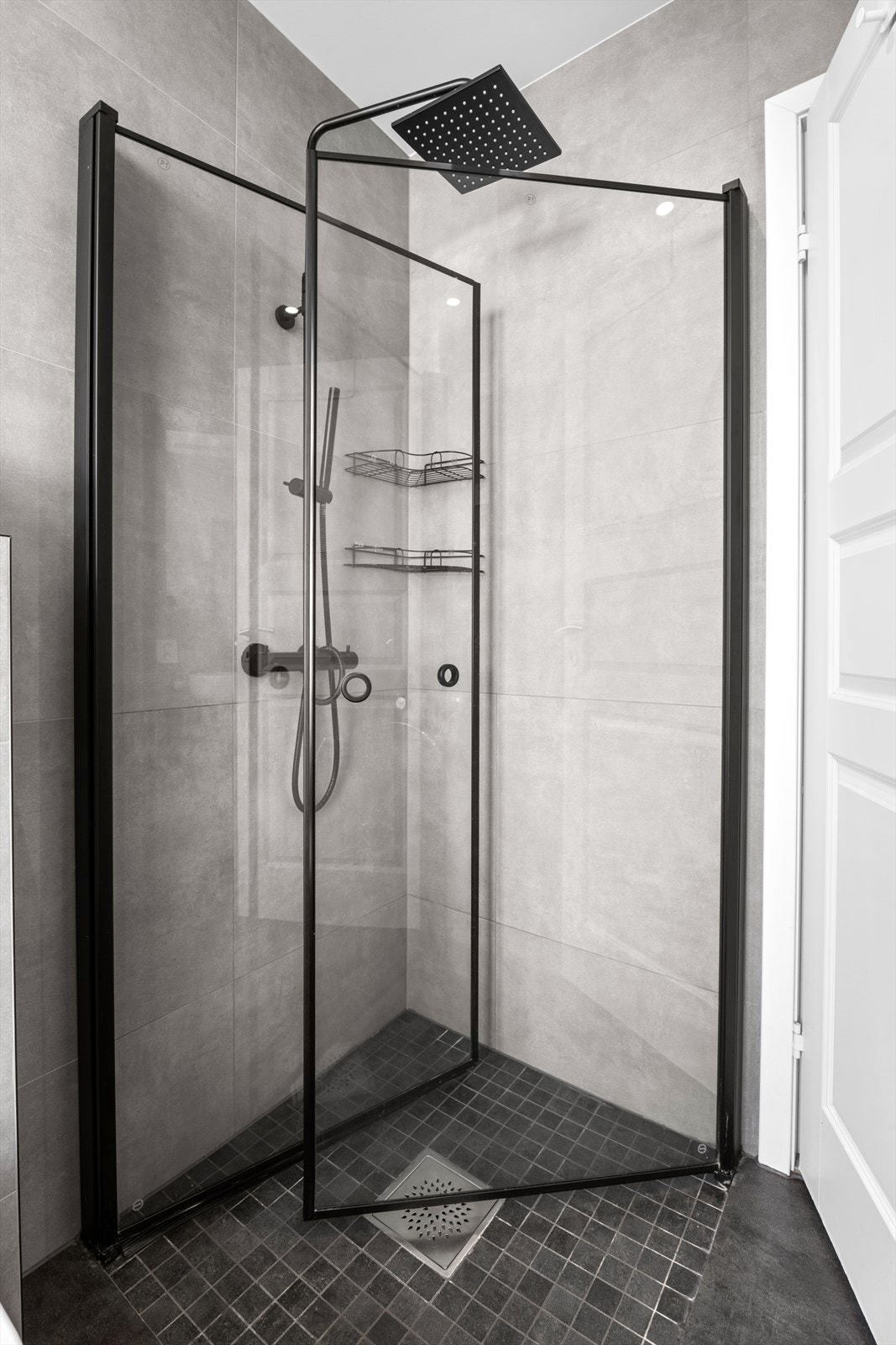 Leiligheten har et lekkert, nytt bad fra 2023 med moderne design og kvalitets materialer. Galleribilde