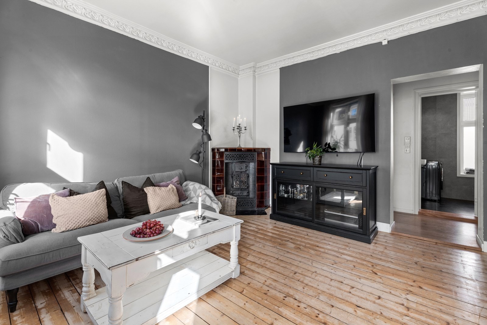 Leiligheten ligger i en av Gamlebyens klassiske bygårder med vakre detaljer som god takhøyde, stukkatur og store vindusflater. Galleribilde