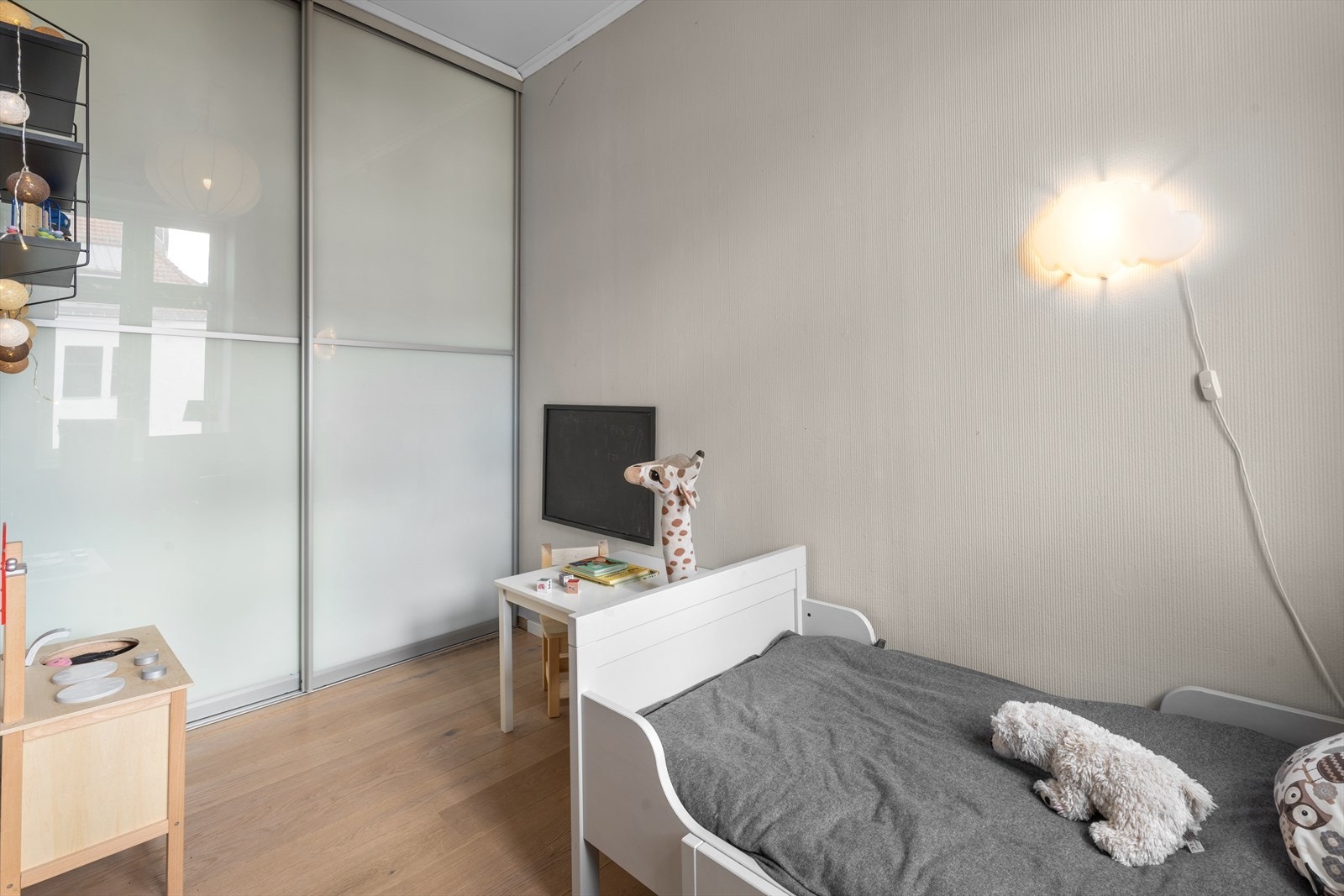 Boligens andre soverom er også av god størrelse med plass til seng, tilhørende møblement. og en romslig skyvedørsgarderobe. Galleribilde