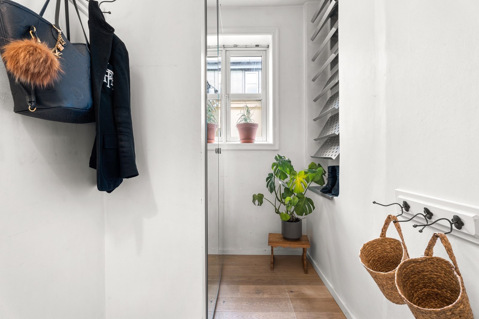 Entréen i leiligheten er lys og innbydende, med god plass til oppbevaring og en velkommende atmosfære. Her møter du en praktisk løsning som gjør det enkelt å organisere sko og yttertøy, samtidig som den elegante stilen setter tonen for resten av boligen. Galleribilde