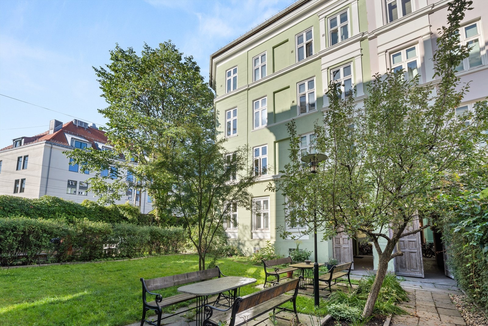 Flott fellesområde i bakgård Galleribilde