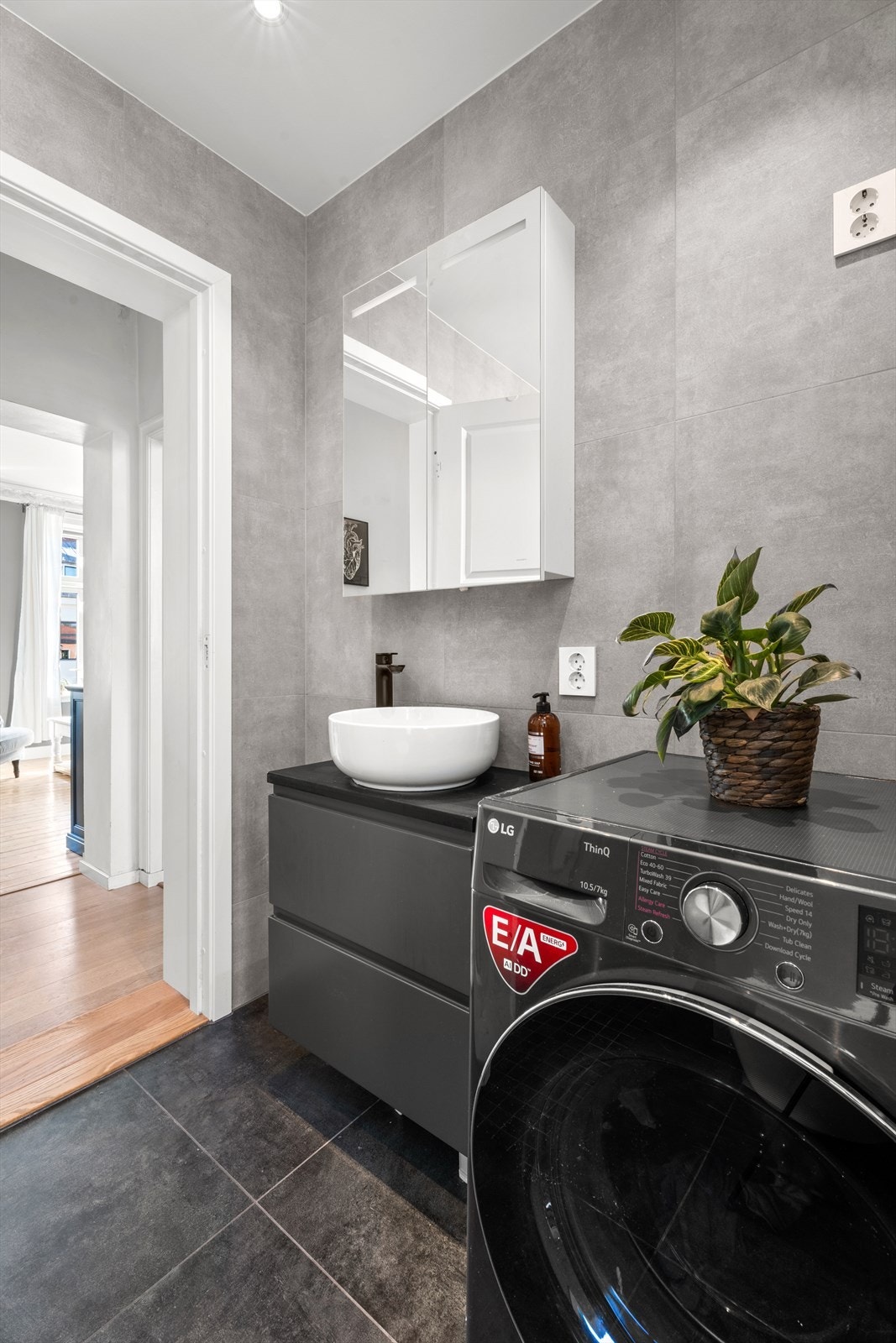 Opplegg for vaskemaskin og tørketrommel på bad. Galleribilde