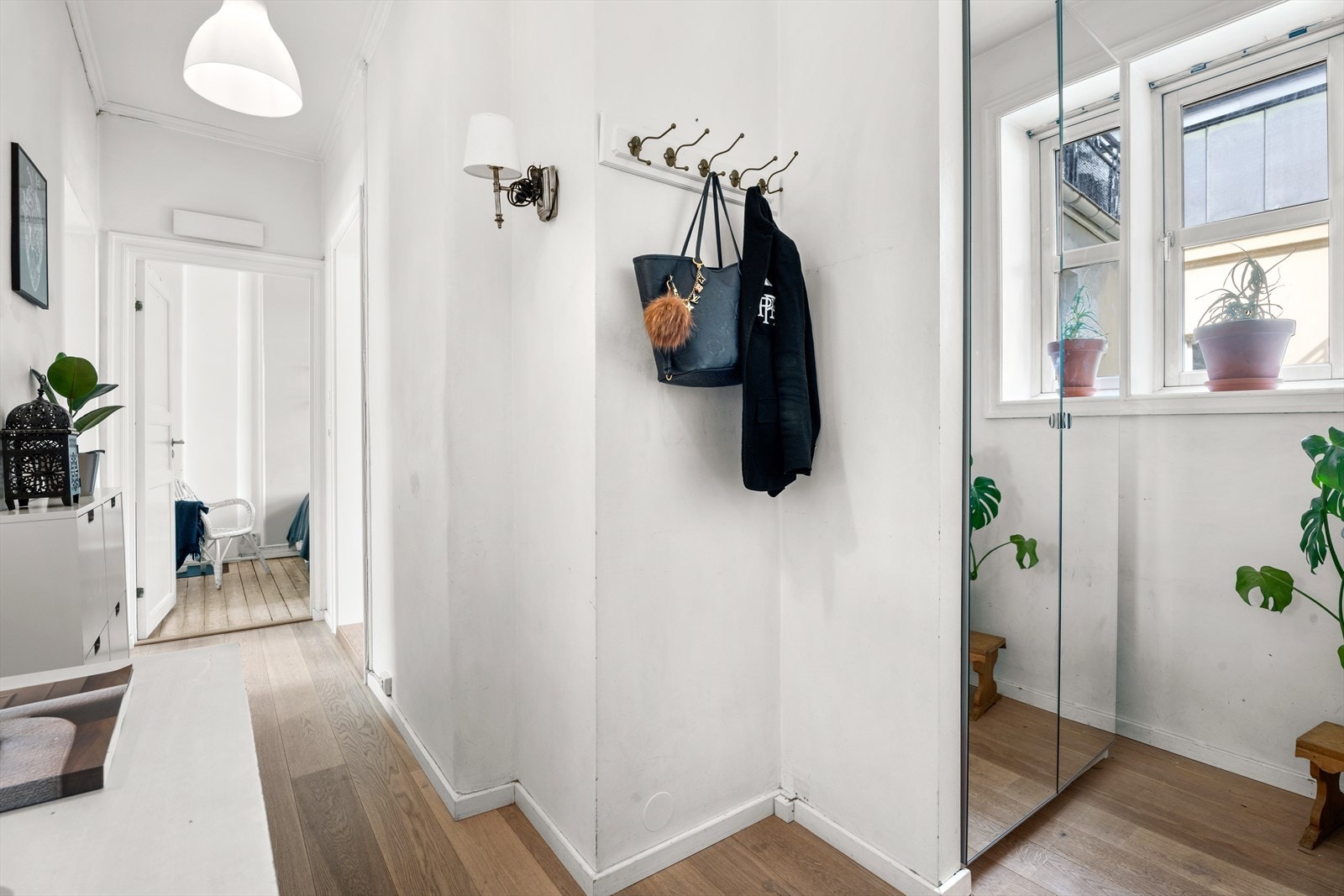 Innbydende og lys entré som skaper et umiddelbart godt førsteinntrykk. Entréen har god plass til oppbevaring av yttertøy og sko i et plassbygd garderobeskap. Galleribilde