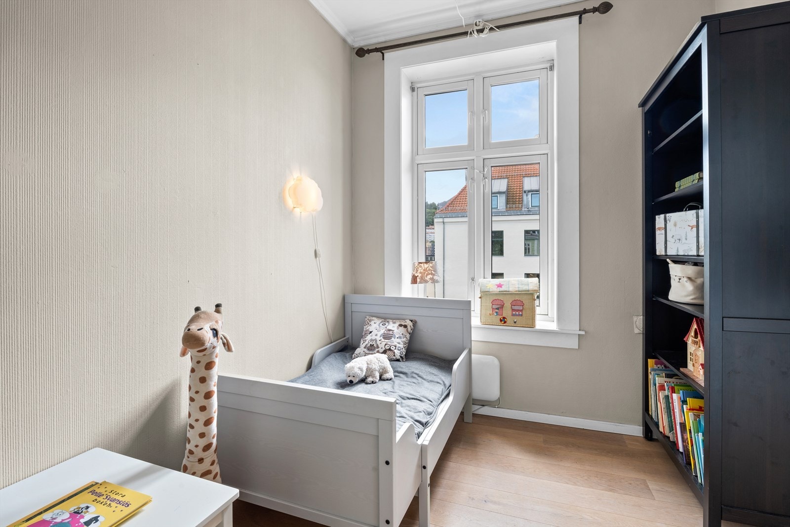 Dette soverommet er også romslig og allsidig, perfekt som barnerom, gjesterom, eller kontor - alt etter dine behov. Galleribilde