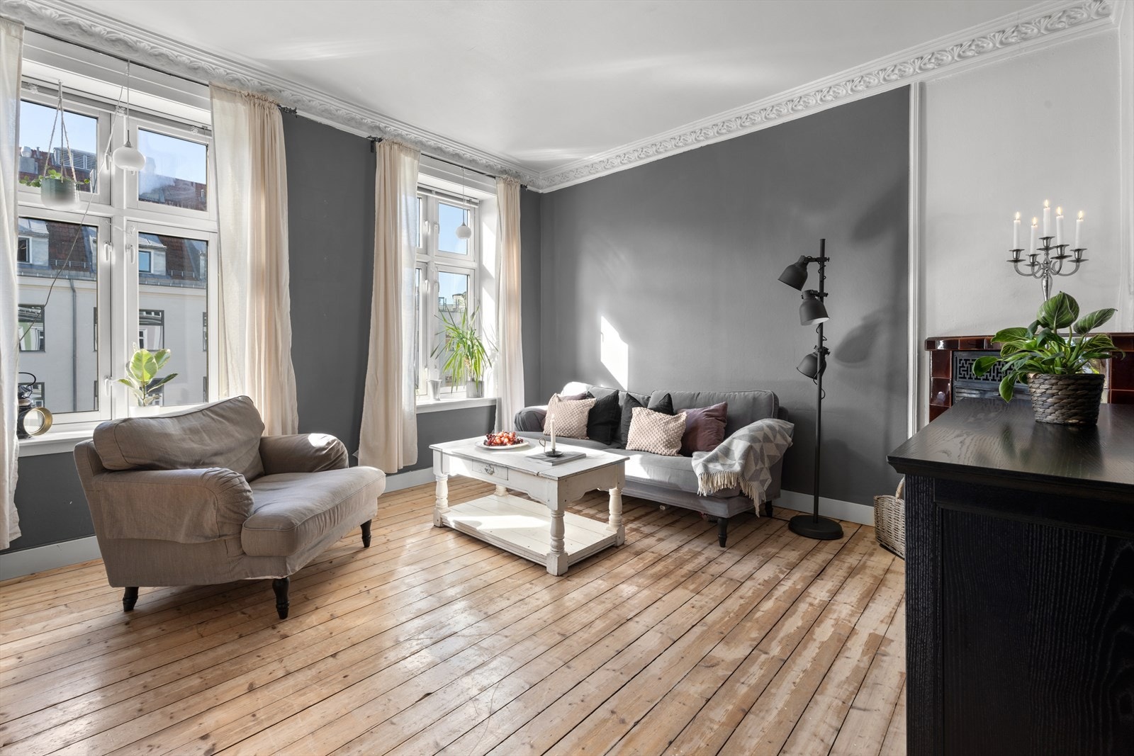 De originale detaljene harmonerer perfekt med den gode takhøyden og store vindusflatene, som slipper inn rikelig med naturlig lys og skaper en lys og luftig atmosfære Galleribilde