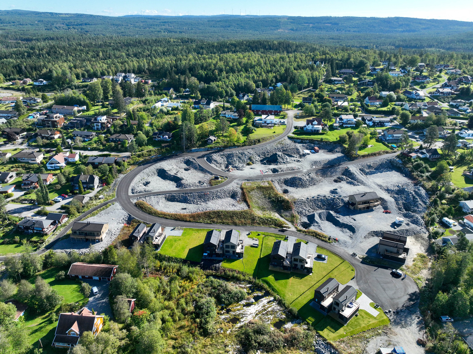 Solrike og romslige tomter på Styri i Eidsvoll! Dronefoto av området tatt sommer 2024