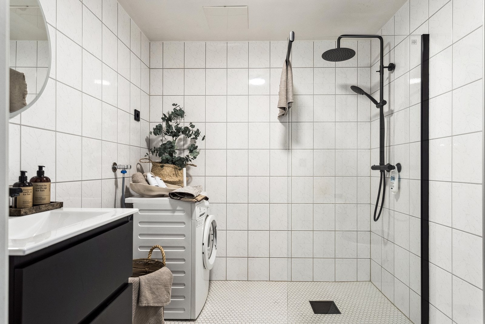 Badet ble oppusset i 2020, med nye fliser, servant og dusjhjørne. Galleribilde