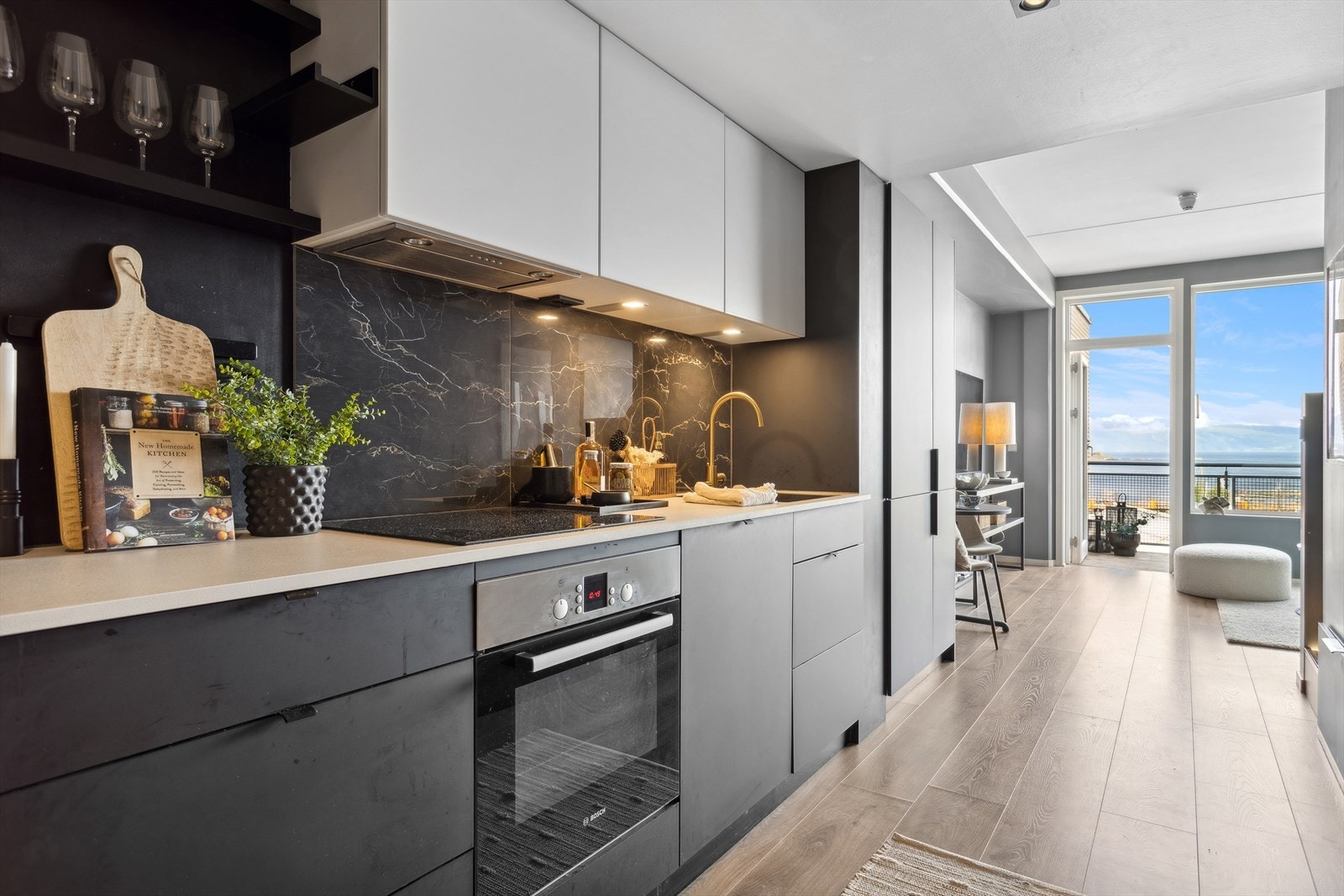 Kjøkkenet har stilfulle detaljer og godt med skap- og skuffeplass. Galleribilde