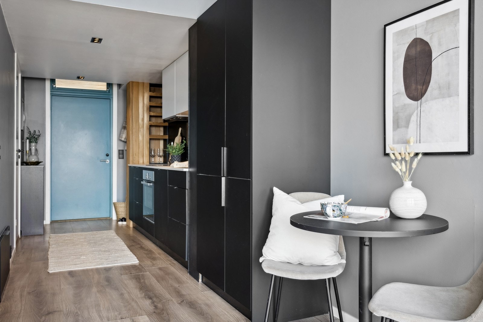 Naturlig plass for spisemøblement mellom stue og kjøkken. Galleribilde