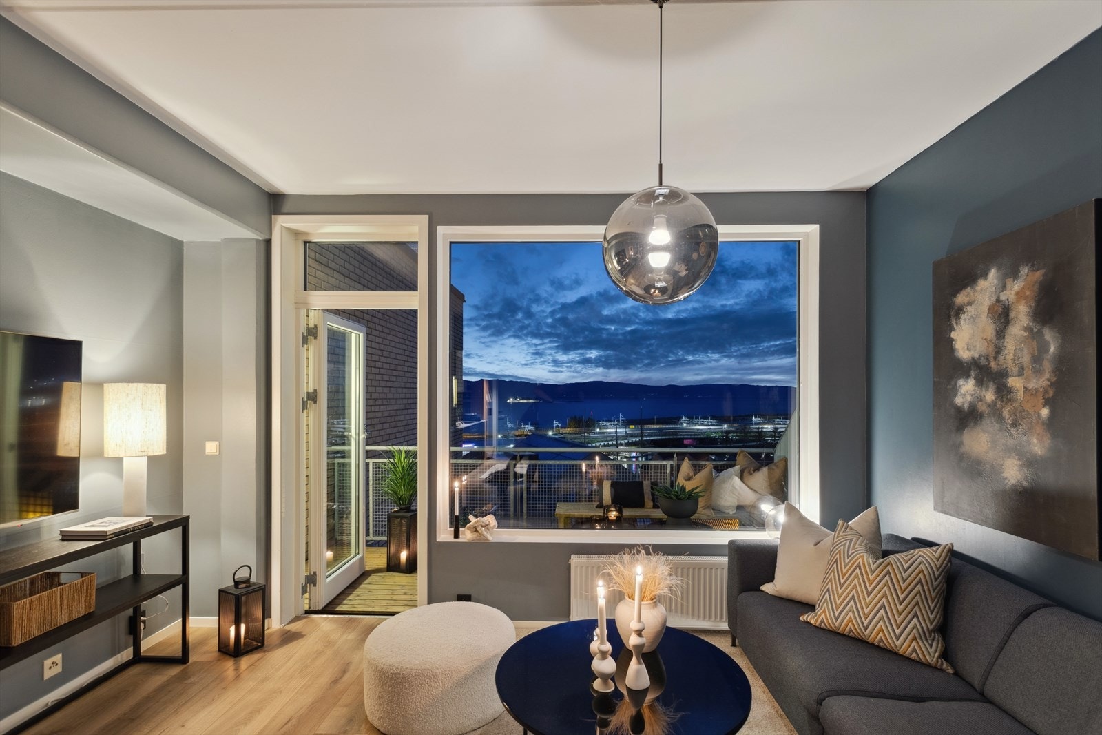 Moderne toppleilighet med svært sentral beliggenhet i hjertet av Trondheim og nydelig fjordutsikt. Galleribilde