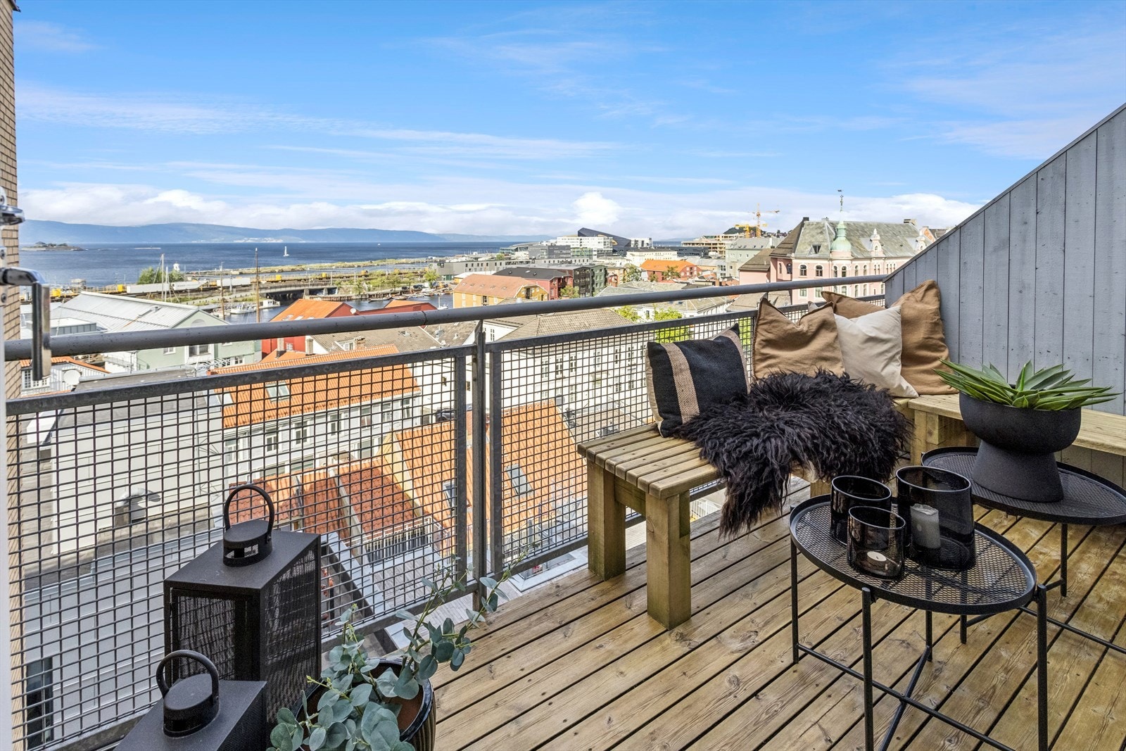 Fra stuen er det utgang til en herlig balkong med nydelig utsikt. Galleribilde