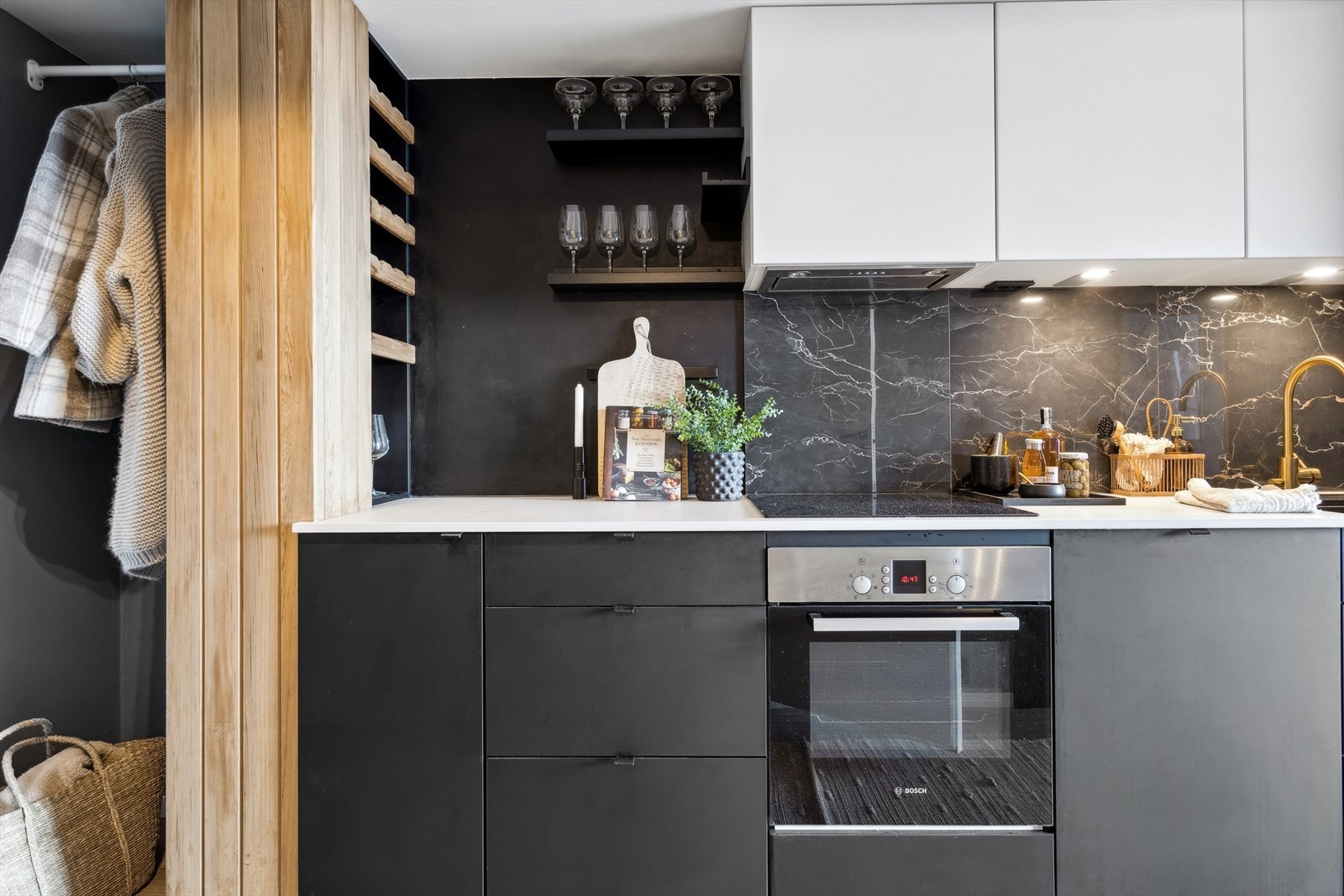 Delikat Kvik-kjøkken fra 2018 med integrert kombiskap, oppvaskmaskin, platetopp, stekeovn og ventilator. Galleribilde