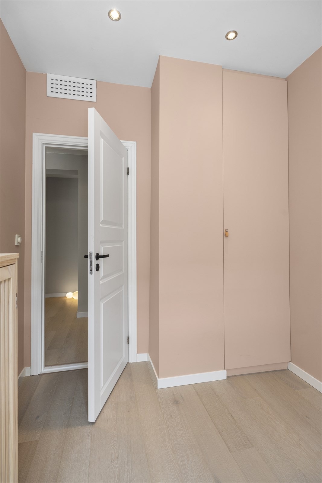 Plassbygget garderobeskap å soverom 2. Galleribilde