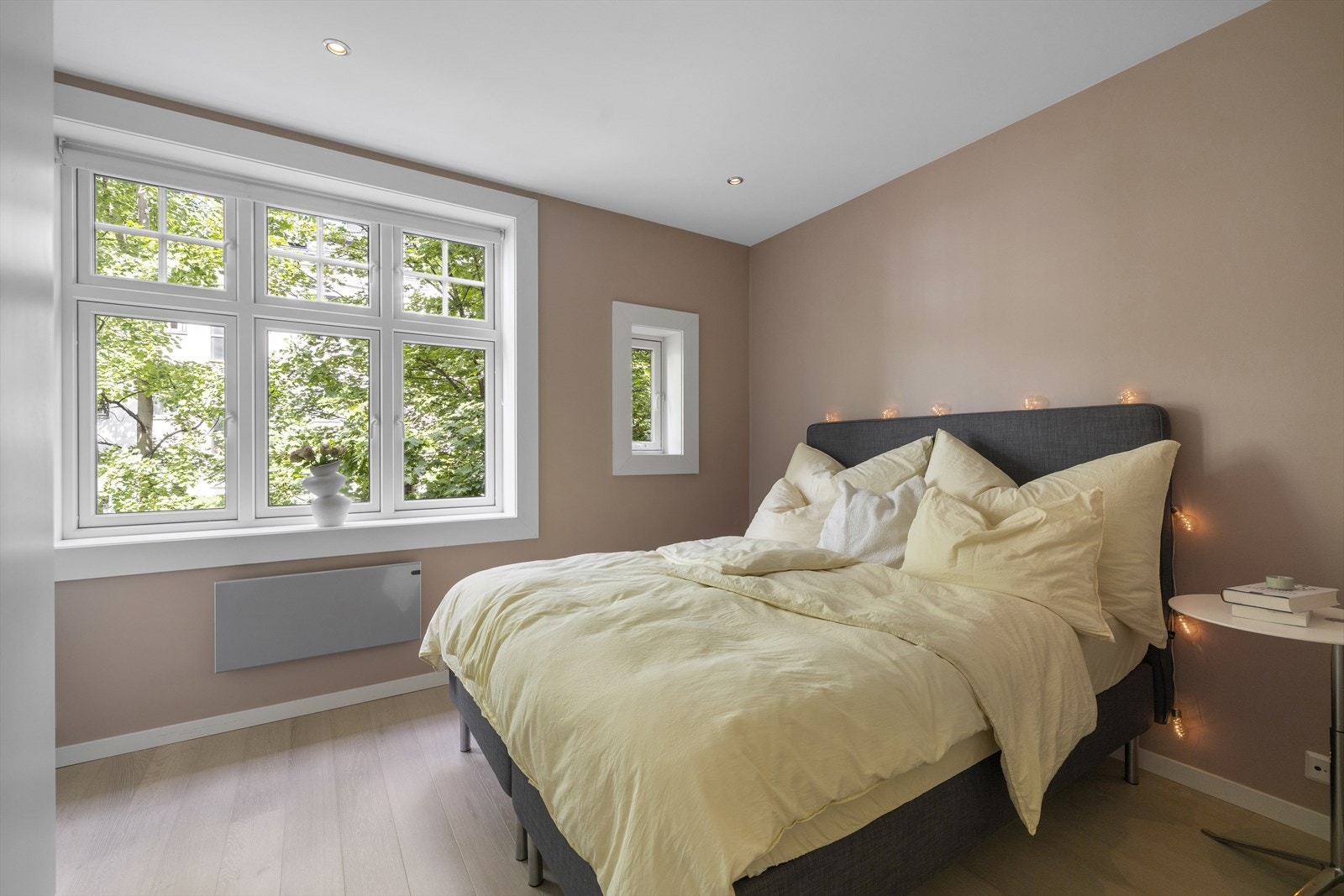 Romslig hovedsoverom som vender mot bakgården. Galleribilde