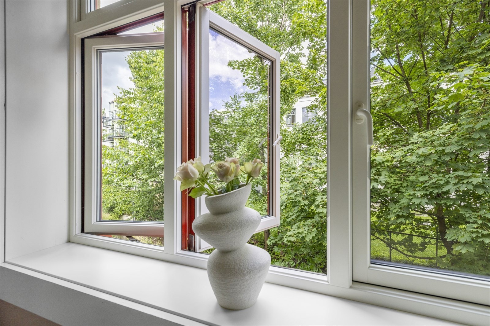 Hyggelig utsyn ut mot bakgården. Galleribilde