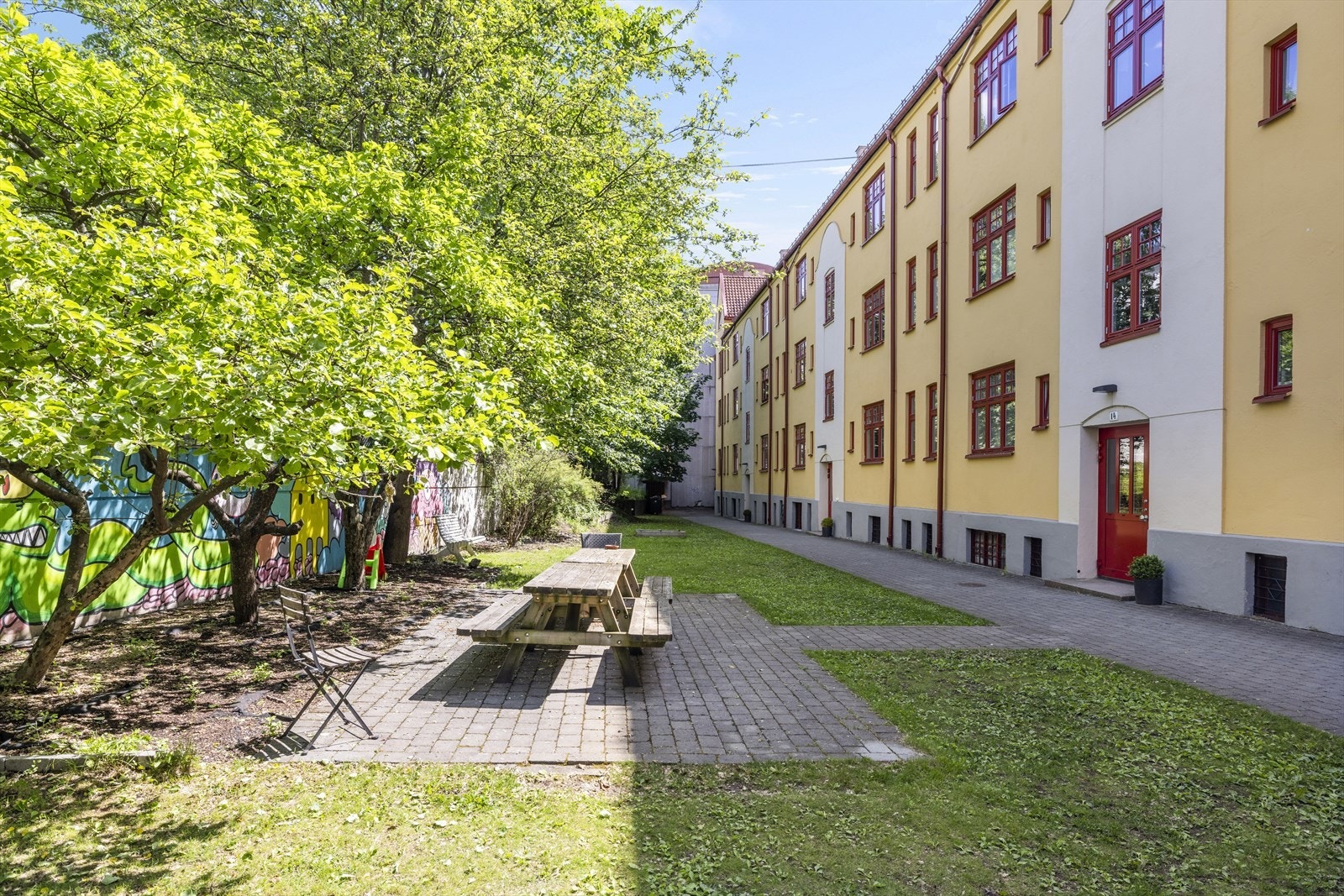 Adkomst til leiligheten fra bakgården. Galleribilde