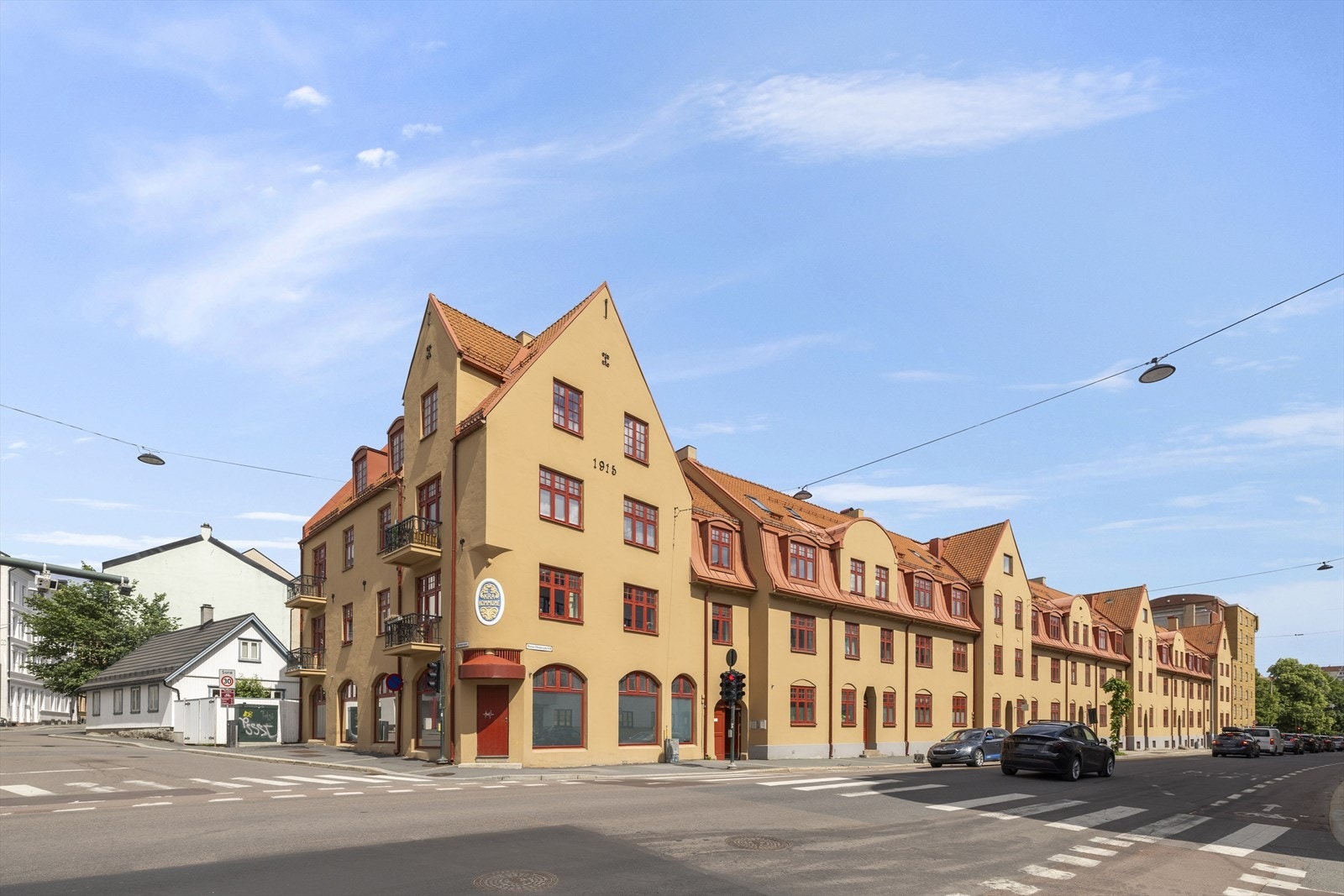 Flott klassisk bygård. Galleribilde