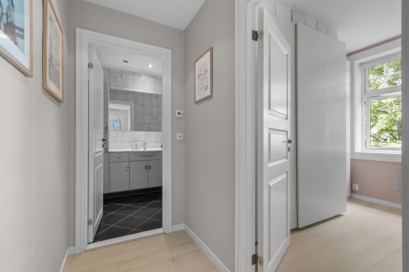 Bad og hovedsoverom sett fra gangen. Galleribilde