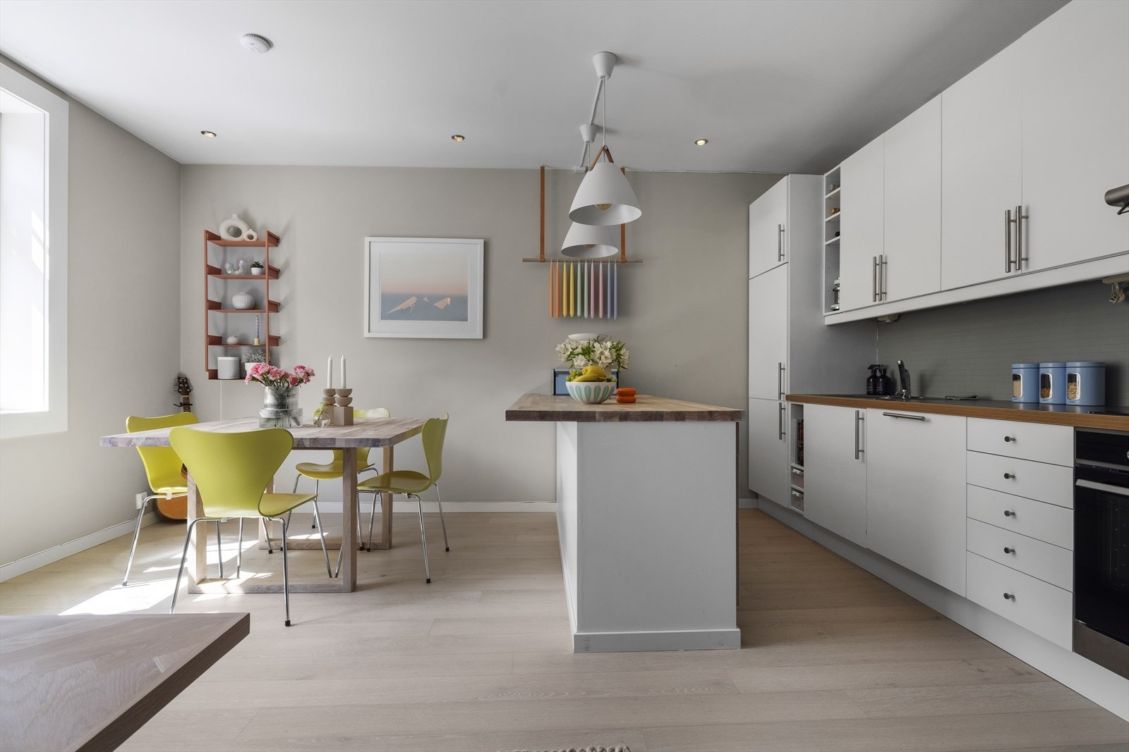 Kjøkkenet har integrerte hvitevarer Galleribilde