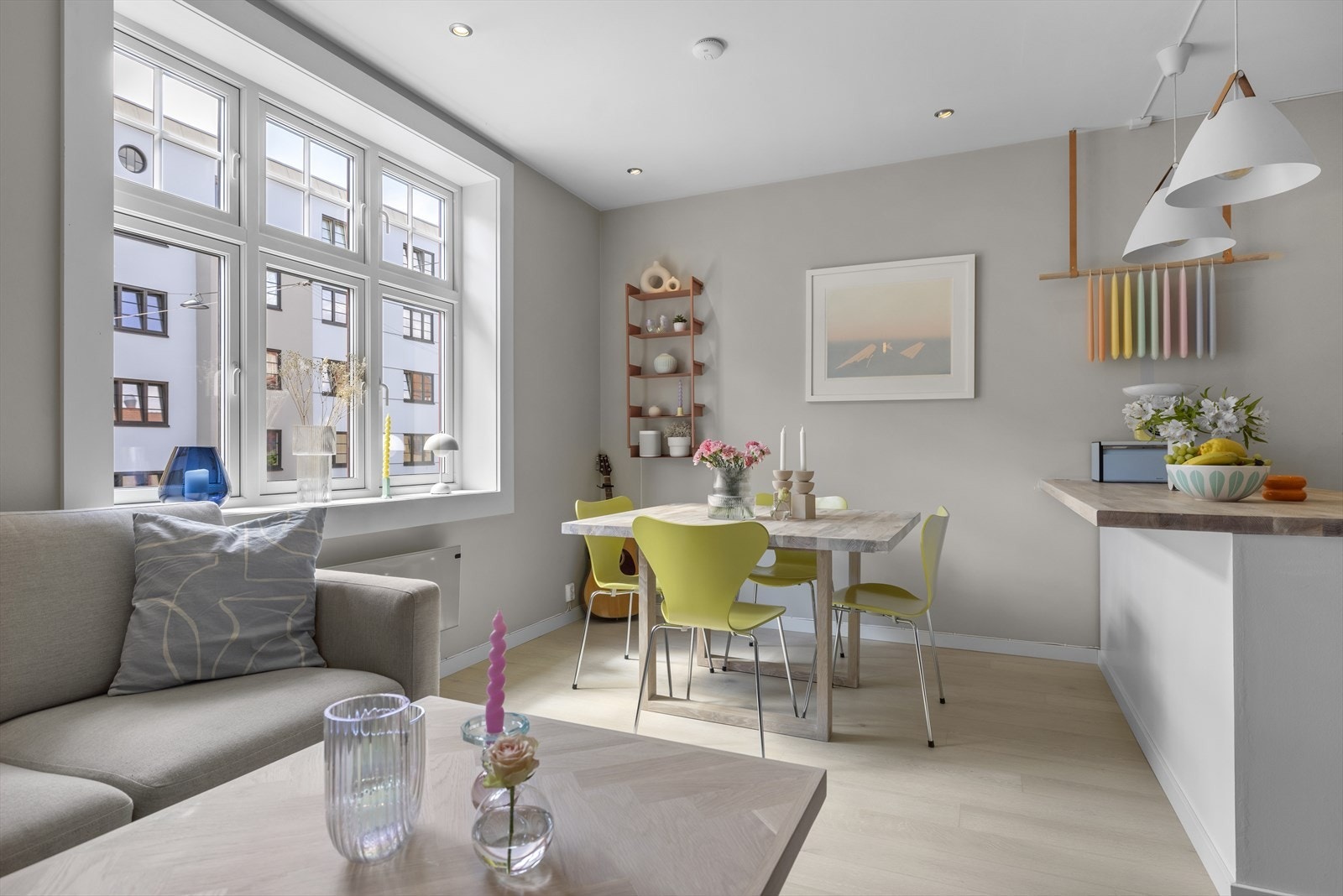 Nyere vinduer i hele leiligheten. Galleribilde