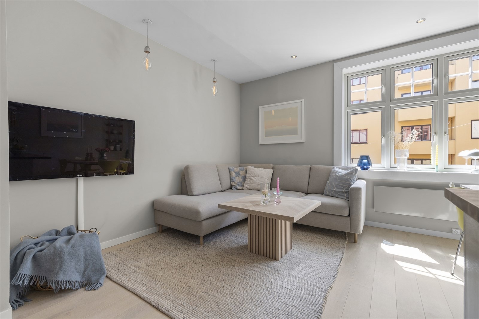 Hyggelig stue med åpen kjøkkenløsning. Galleribilde