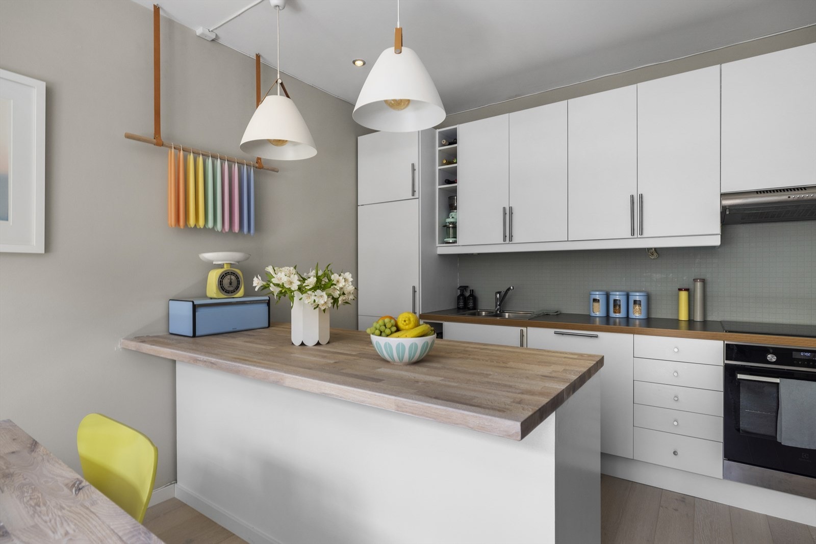 Åpen og sosial løsning på kjøkkenet. Galleribilde