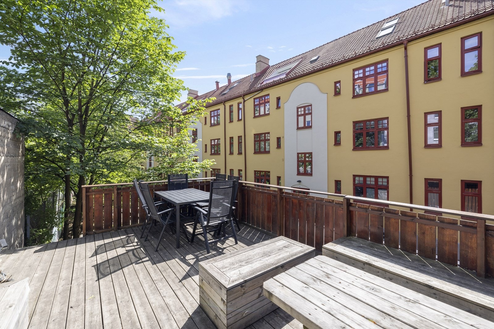 I bakgården finner du denne hyggelige terrassen med fine solforhold. Galleribilde