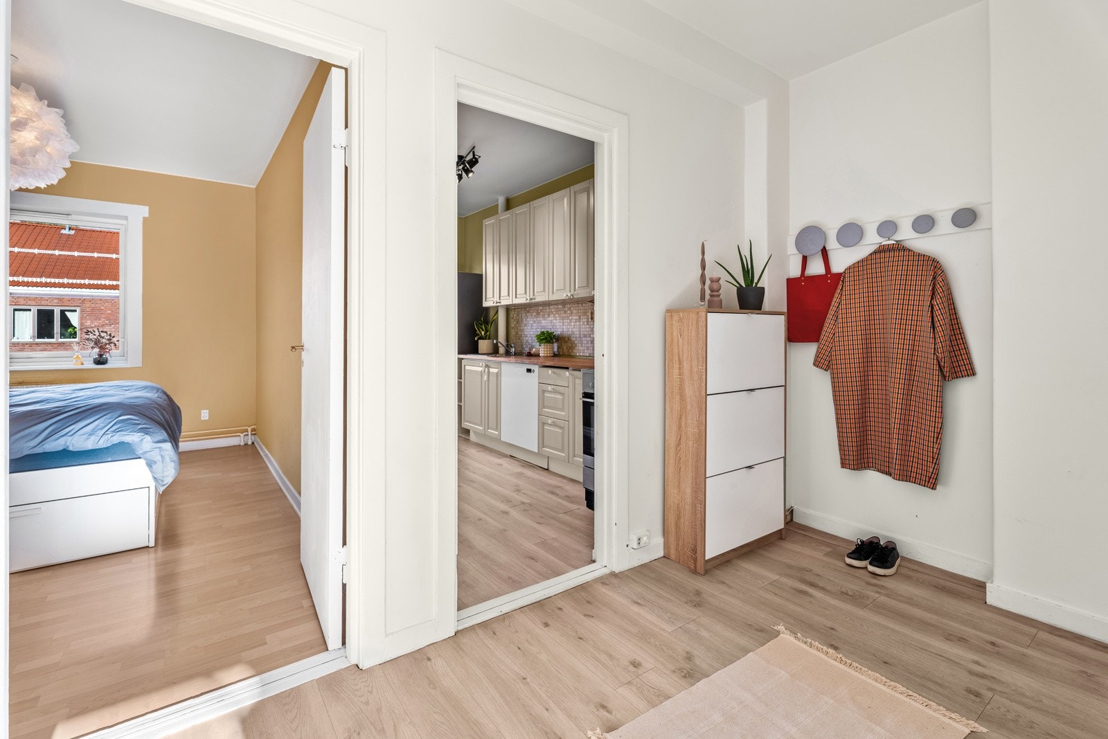 Med boligen følger bod i kjeller på ca. 6 m2 og loftsbod med gulvareal på ca. 8 m2 med skråtak. Galleribilde