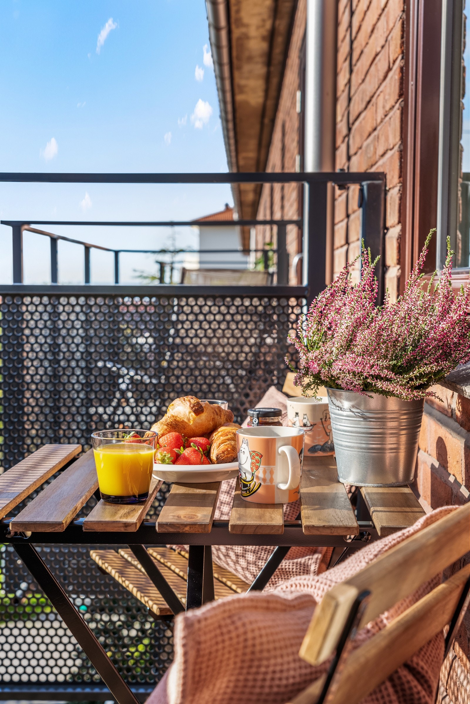 Balkongen har terrassebord som dekke og rekkverk i stål. Balkongen er fra 2017. Galleribilde