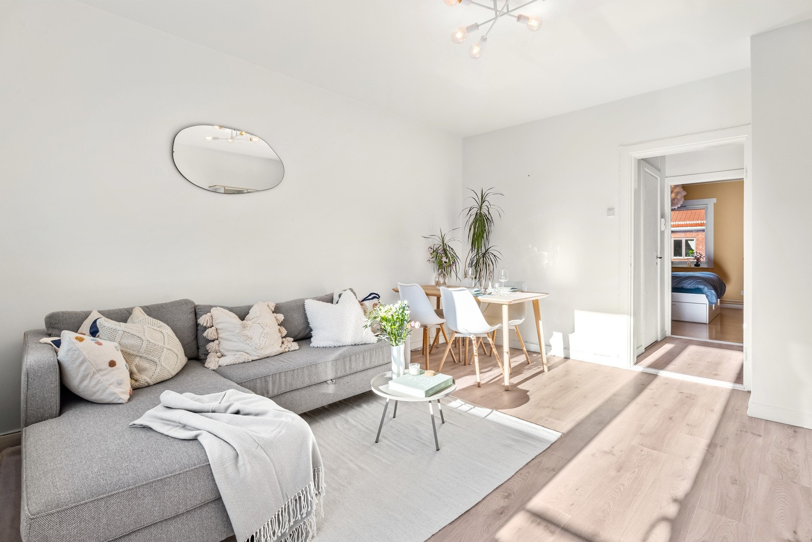 Det er plass til både sofagruppe og spisebordsgruppe om ønskelig. Galleribilde
