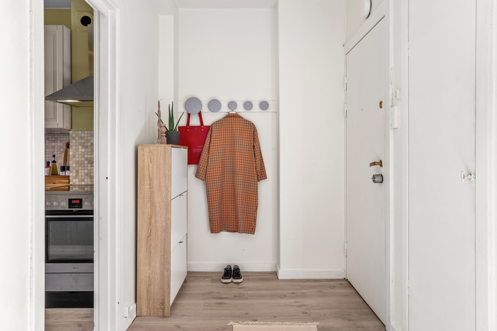 I hjerte av boligen er en hyggelig entré som har adkomst til alle rom i boligen. Galleribilde