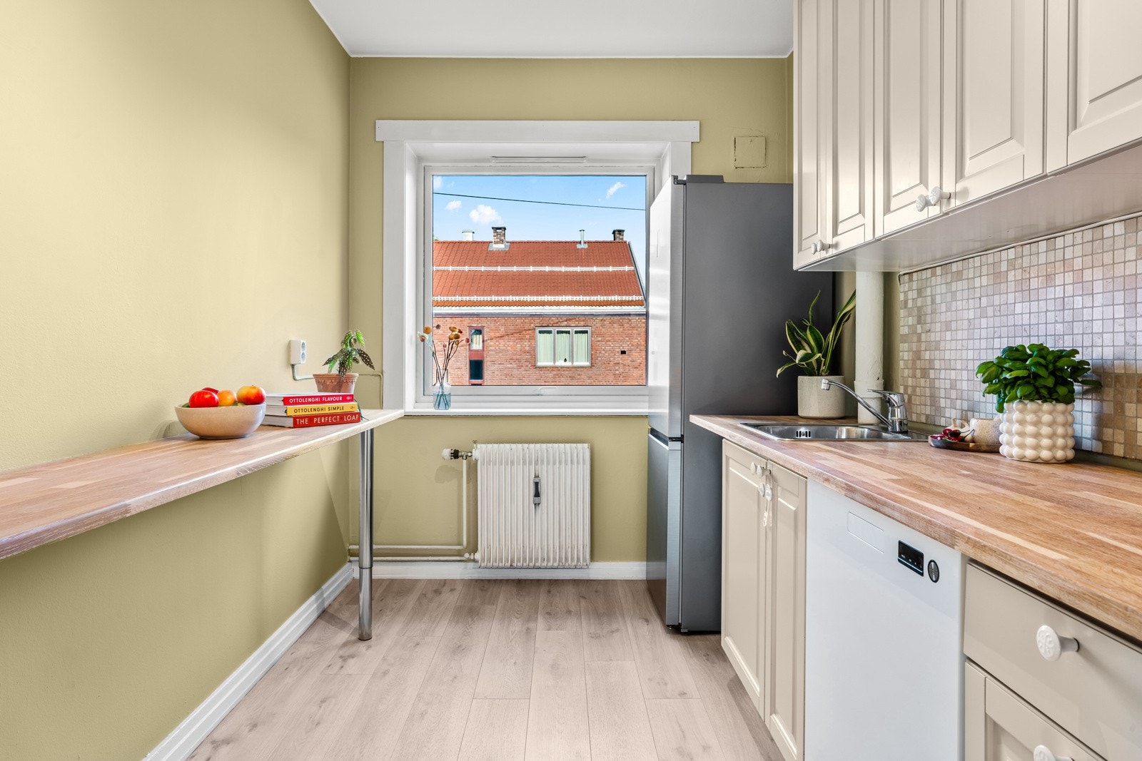 Opplegg for komfyr, oppvaskmaskin og kjøl-/fryseskap. Komfyrvakt montert. Galleribilde