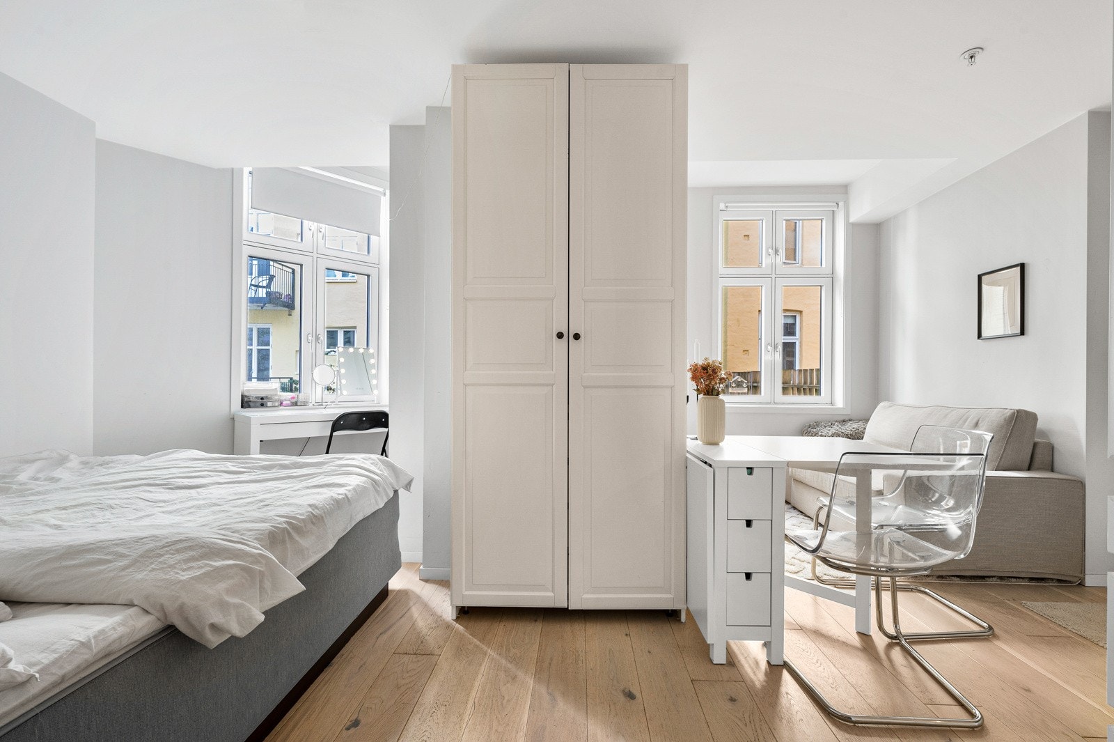 Hybelen en praktisk utformet og møblert, hvor du blant annet har store skap som gir godt med oppbevaring samtidig som det lager et skille mellom stue/kjøkken og soveområde. Galleribilde