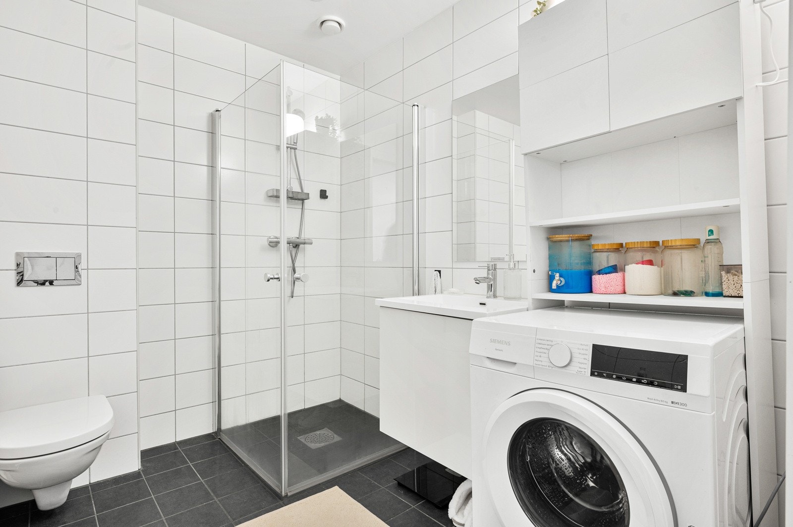 Badet i hybelen er lyst og romslig med flislagte overflater og gulvvarme. Galleribilde