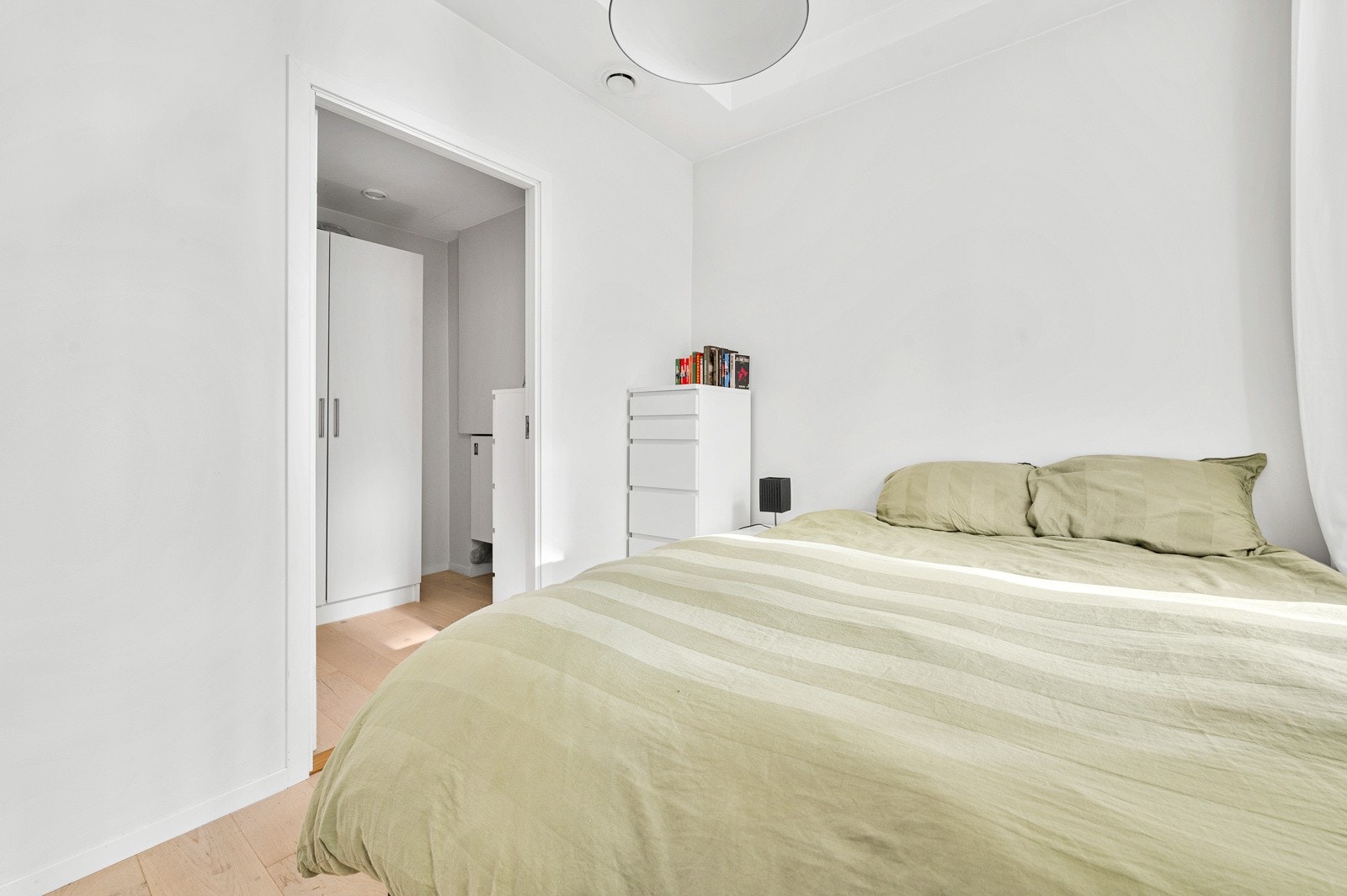 Fra soverommet har du tilgang til walk-in closet som gir deg gode oppbevaringsmuligheter. Galleribilde