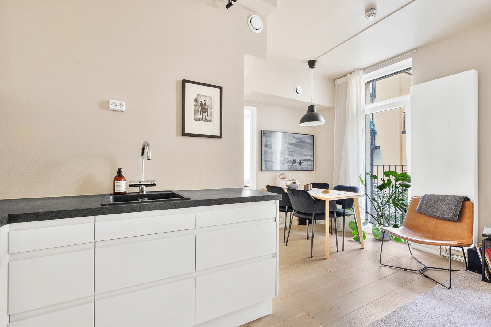 Kjøkkenet er naturlig plassert i et hjørne av stuen. Galleribilde