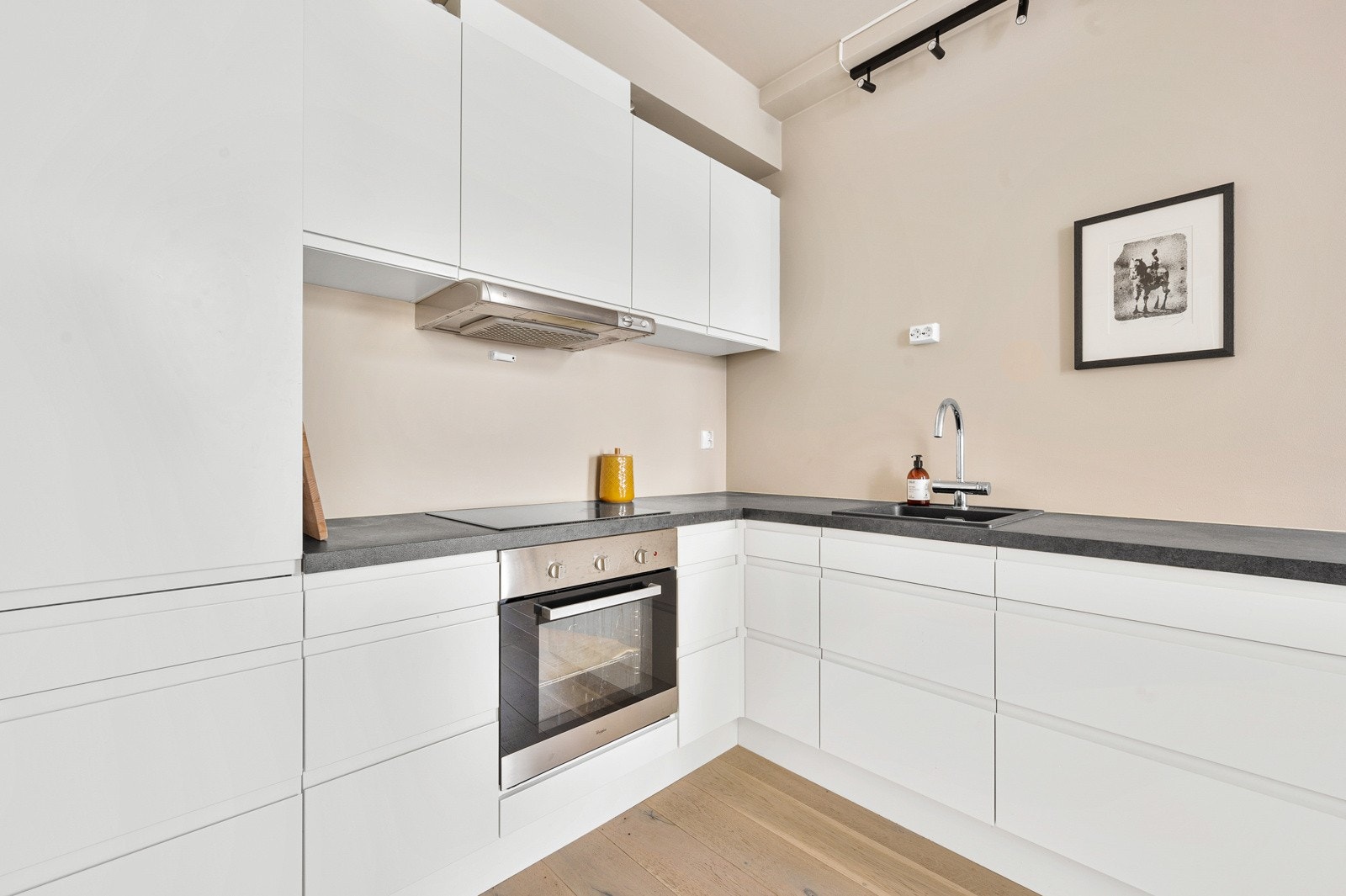 Integrert stekeovn, platetopp, oppvaskmaskin og kjøleskap med fryser. Alle integrerte hvitevarer medfølger. Galleribilde