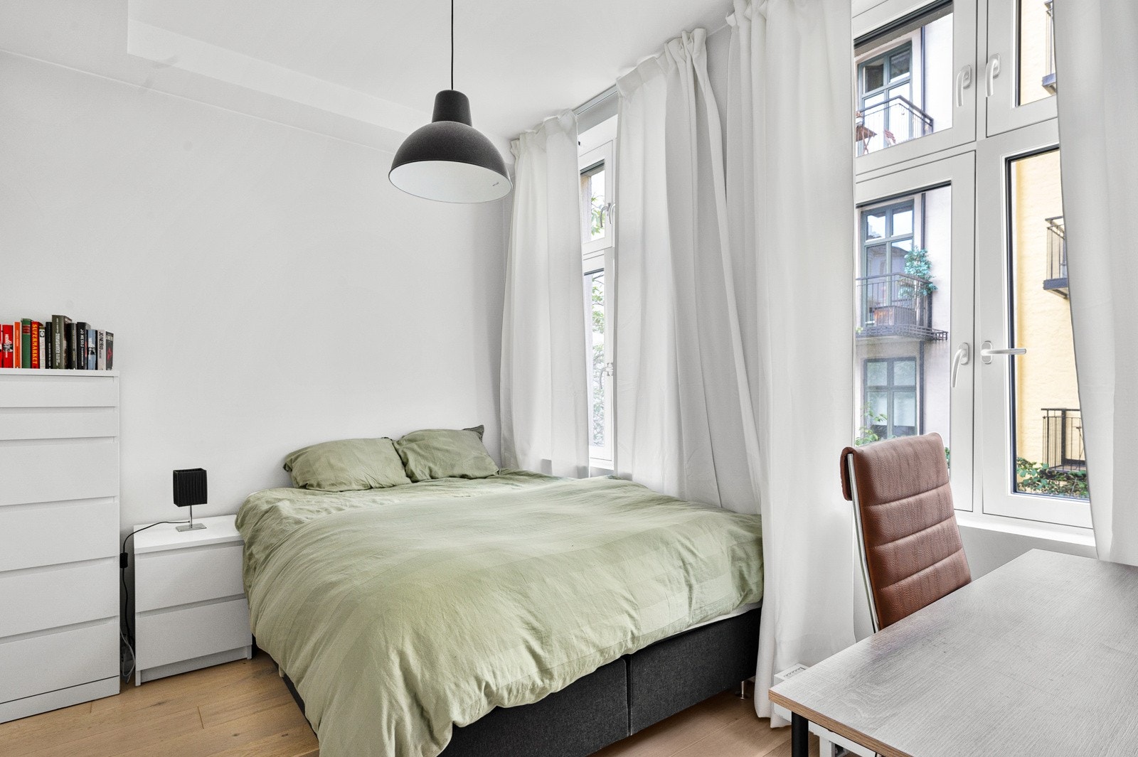 Stort soverom med plass til dobbeltseng og nattbord. Galleribilde