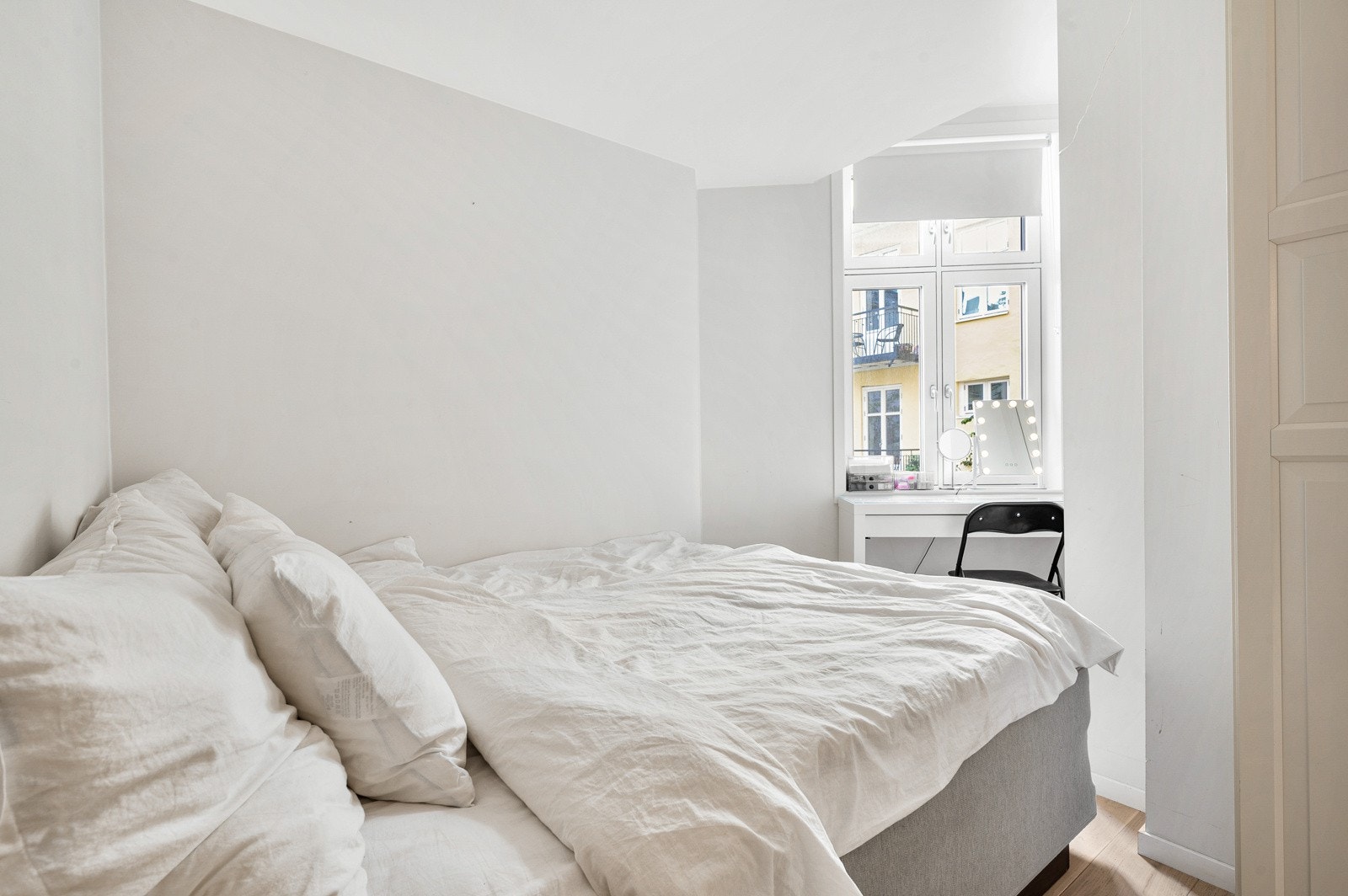 Plass til dobbeltseng i hybelen. Galleribilde