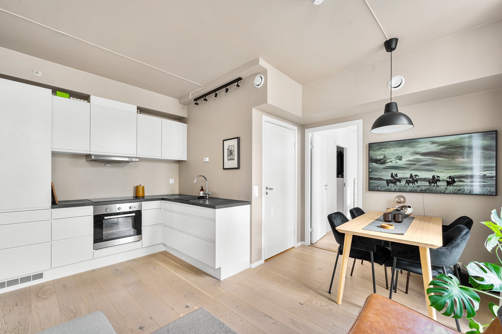 Leiligheten var ny i 2018, noe som gir deg muligheten til å flytte rett inn uten å måtte foreta deg noen utbedringer. Galleribilde