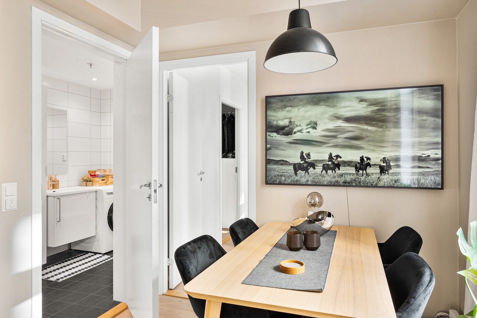 Naturlig sone for spisebord. Her har nåværende eier hengt opp en Frame-TV som blender godt inn i interiøret når den ikke er i bruk! Galleribilde