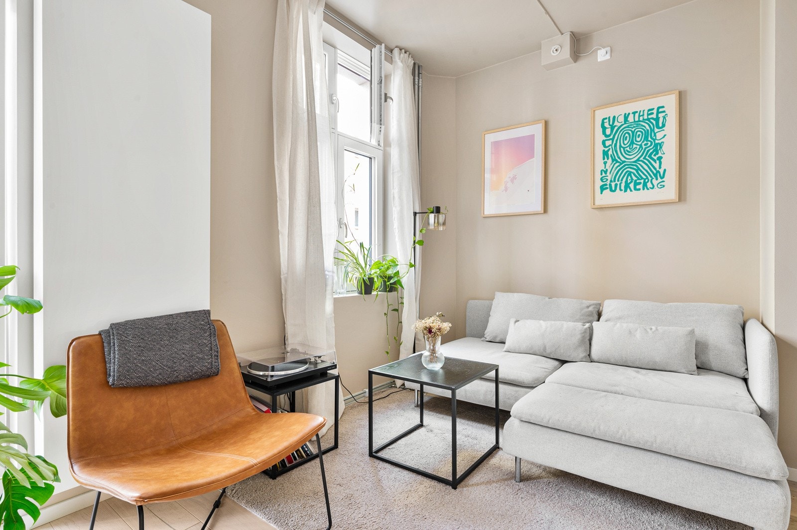 Legg merke til de store vinduene, de slipper inn rikelig med naturlig lys. Galleribilde