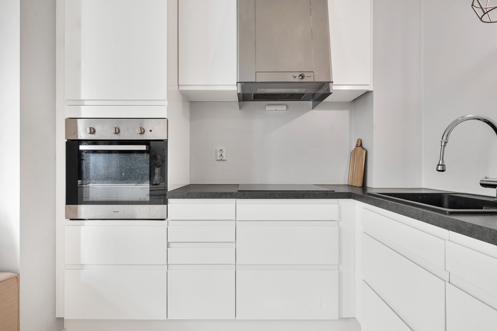 Integrert stekeovn, platetopp, oppvaskmaskin og kjøleskap med fryser. Galleribilde