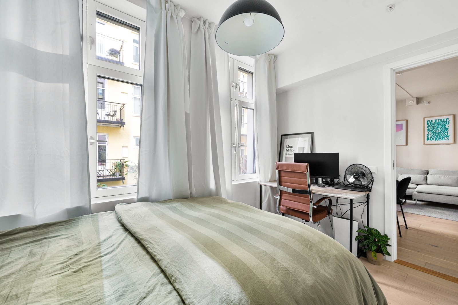 Her kan du sove i ro og fred, boligen ligger i indre gård så alle vinduer vender ut mot bilfrie omgivelser i bakgården. Galleribilde